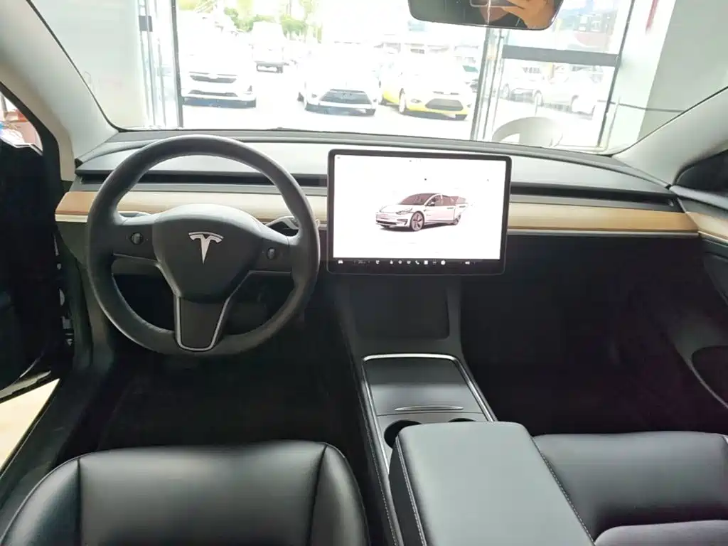 Tesla Model 3 — фото 10