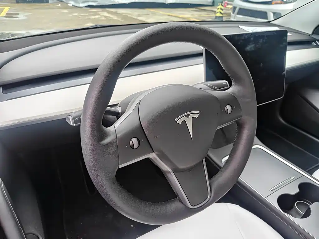 Tesla Model 3 — фото 11