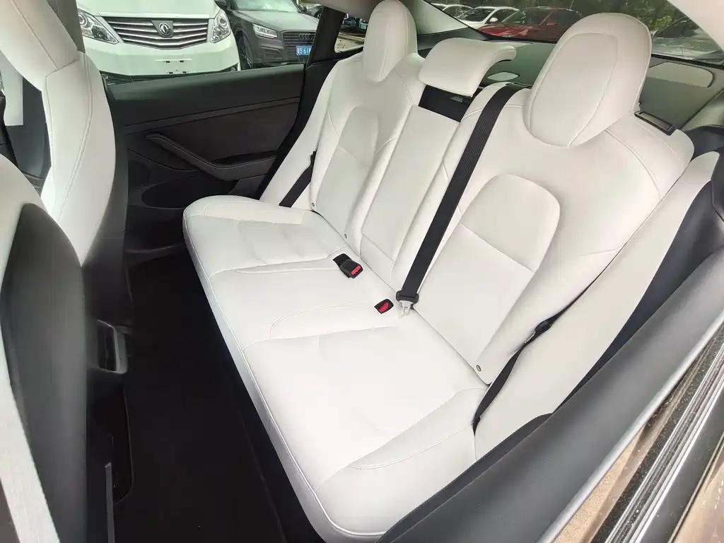 Tesla Model 3 — фото 10