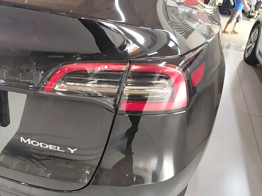 Tesla Model Y — фото 8