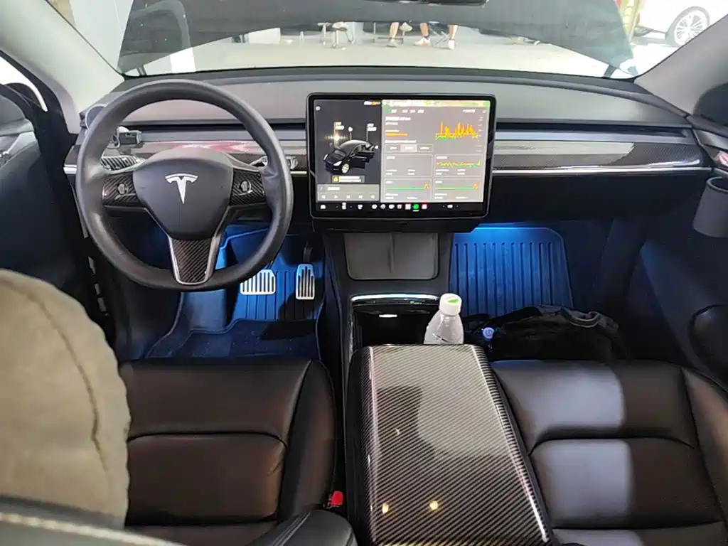 Tesla Model Y — фото 10