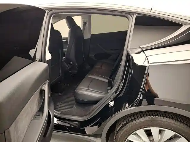 Tesla Model Y — фото 13