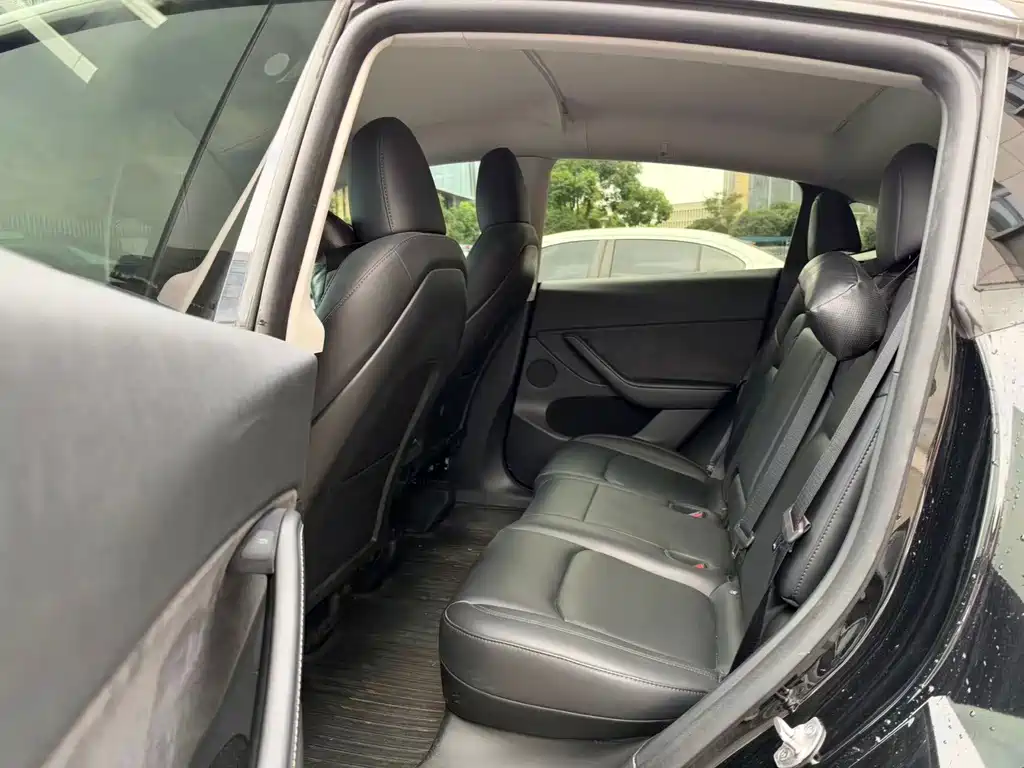 Tesla Model Y — фото 11