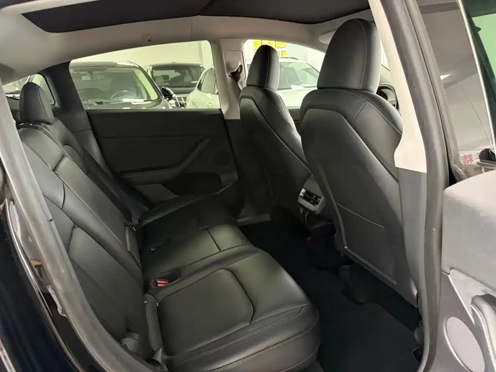 Tesla Model Y — фото 12