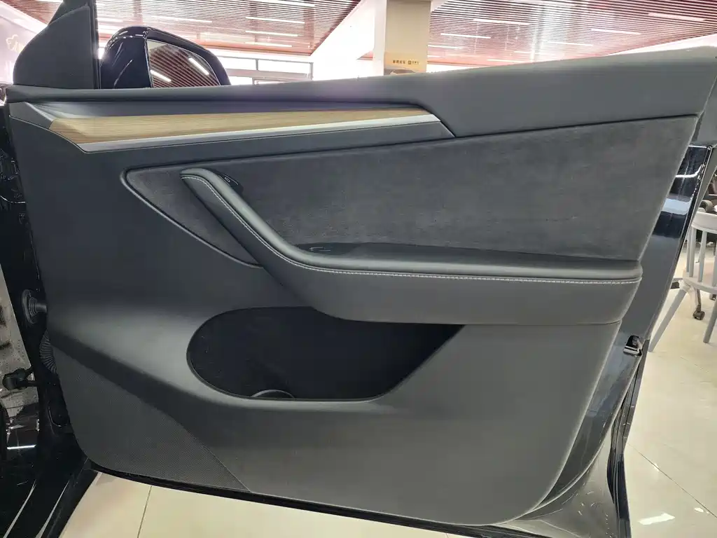 Tesla Model Y — фото 11
