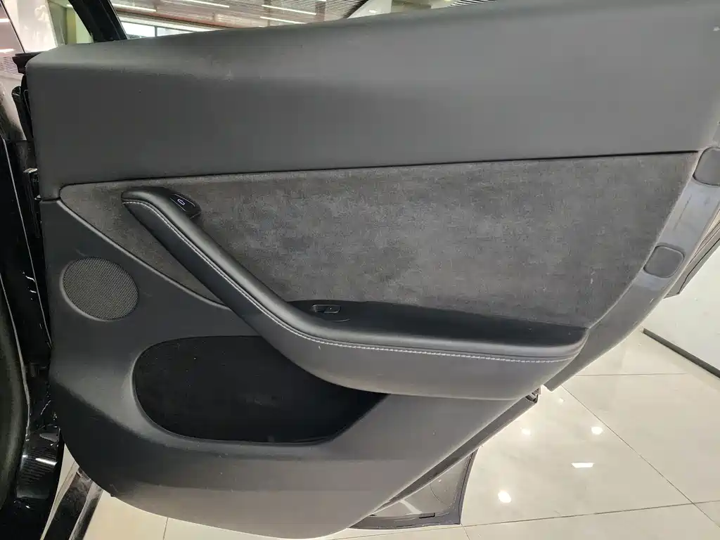 Tesla Model Y — фото 13