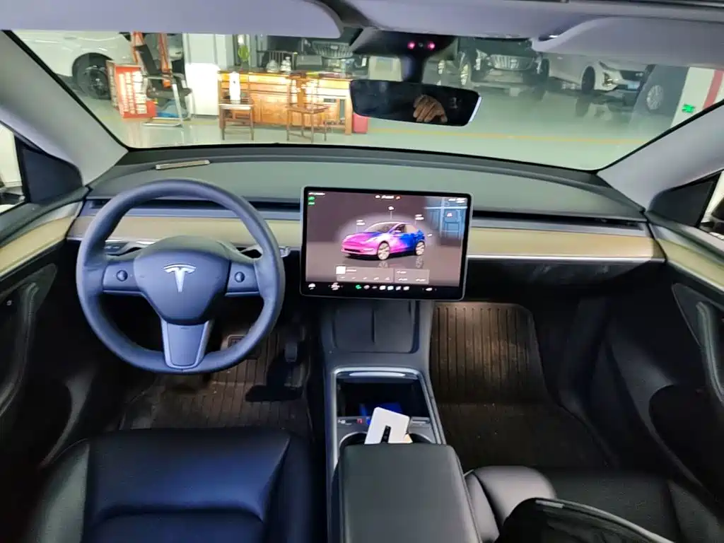Tesla Model Y — фото 10