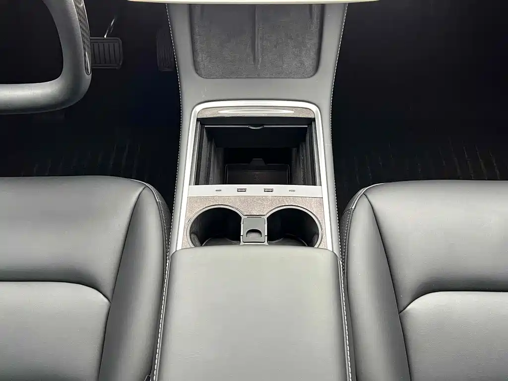 Tesla Model Y — фото 11