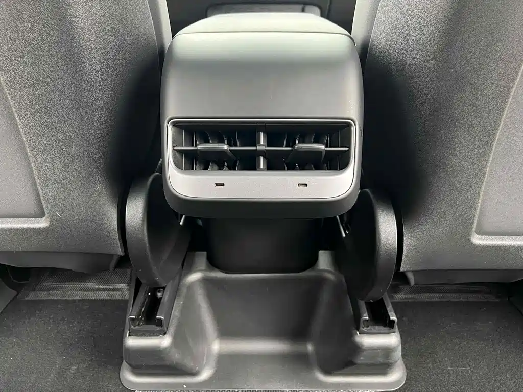 Tesla Model Y — фото 17