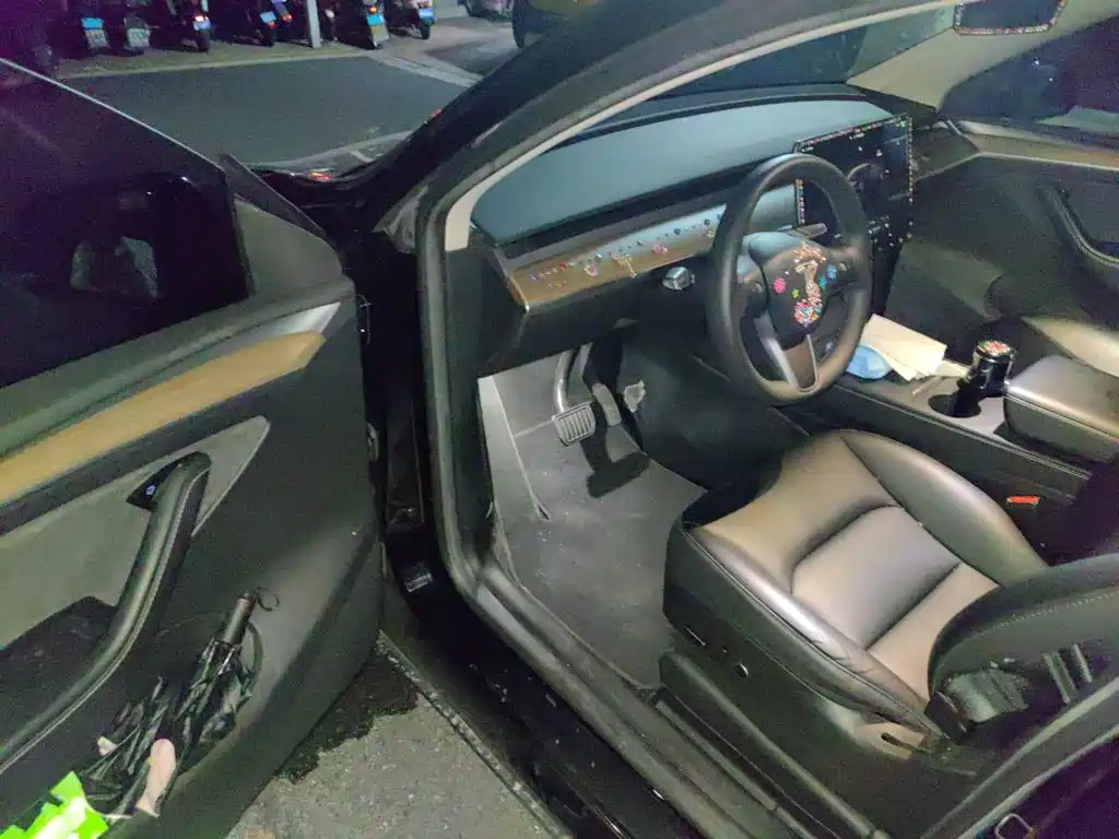 Tesla Model Y — фото 17
