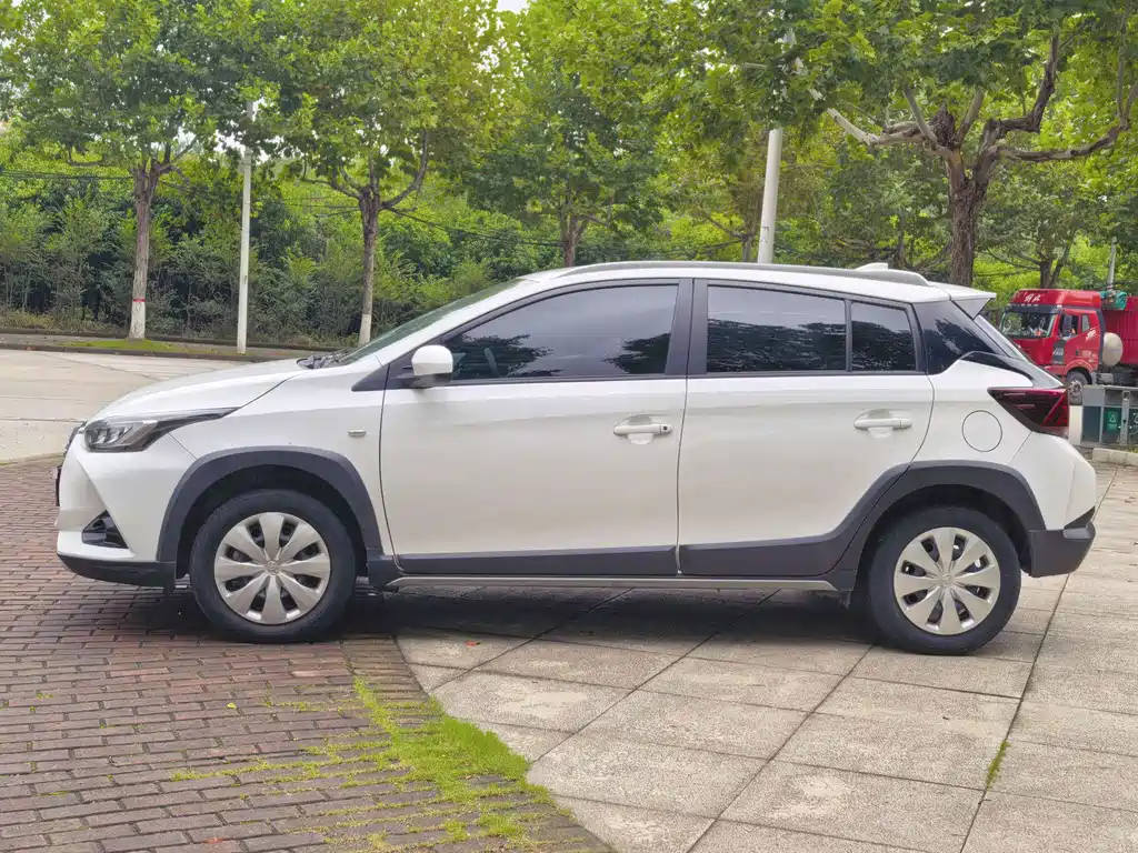 Toyota Yaris L — фото 3