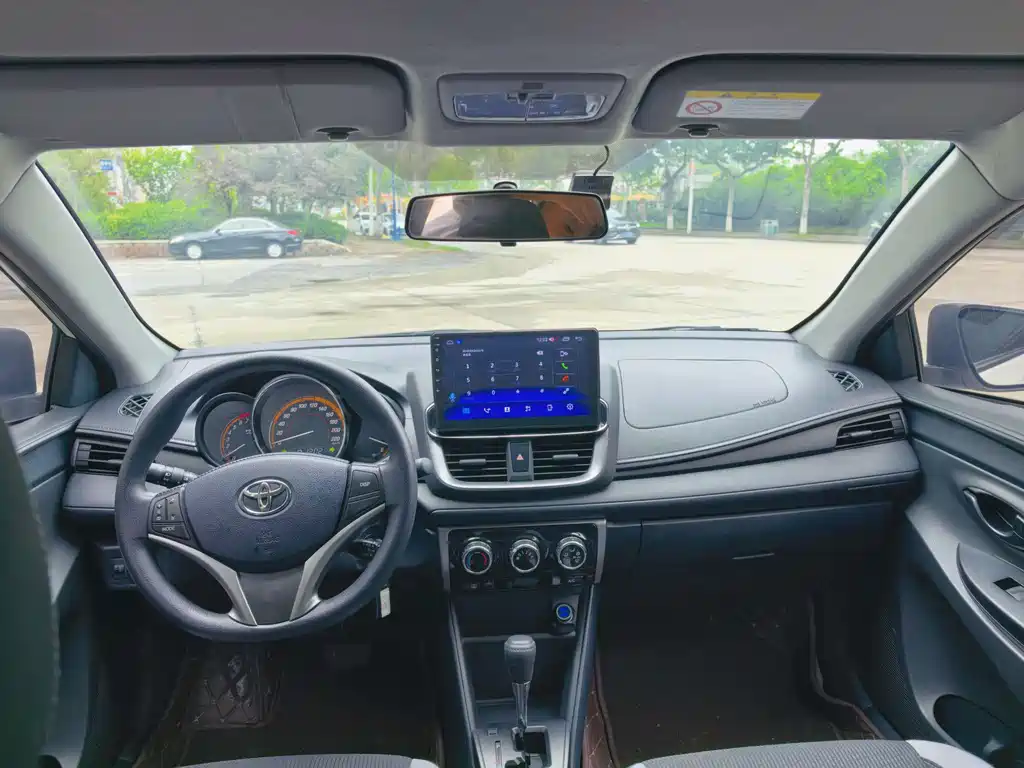 Toyota Yaris L — фото 7
