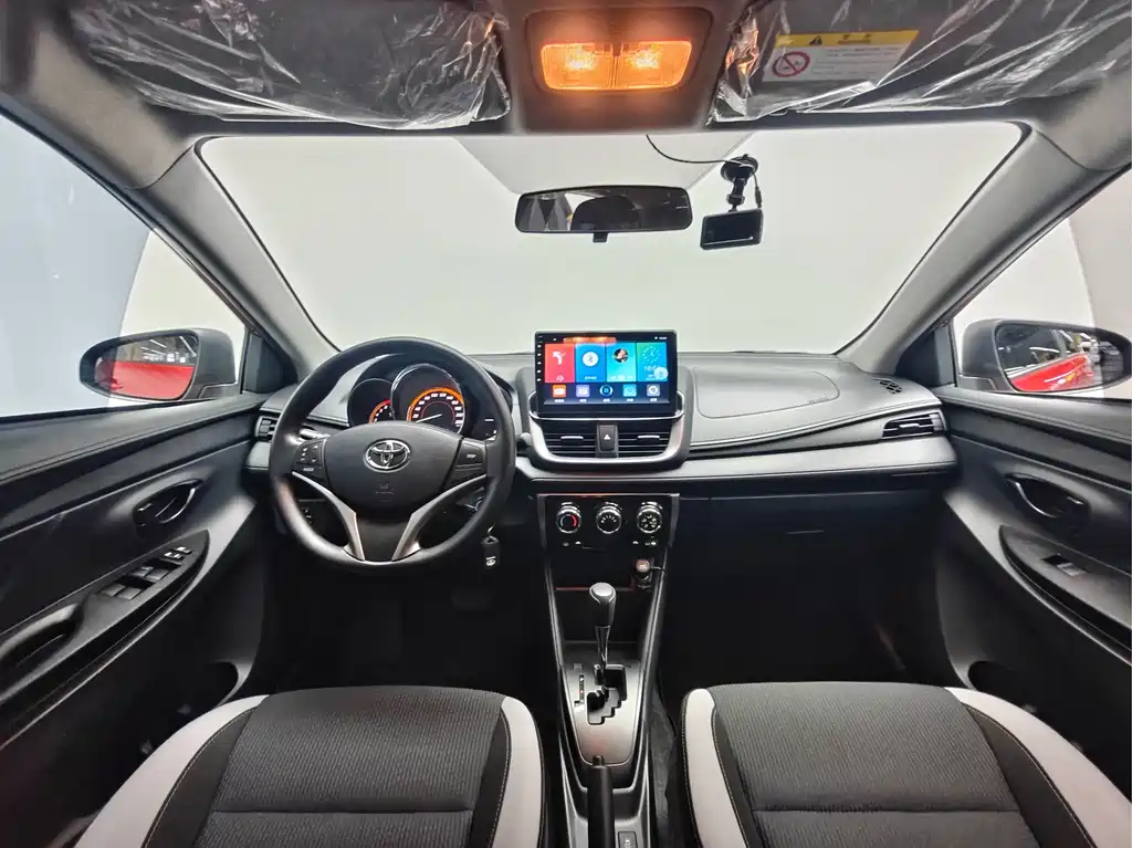 Toyota Yaris L — фото 15