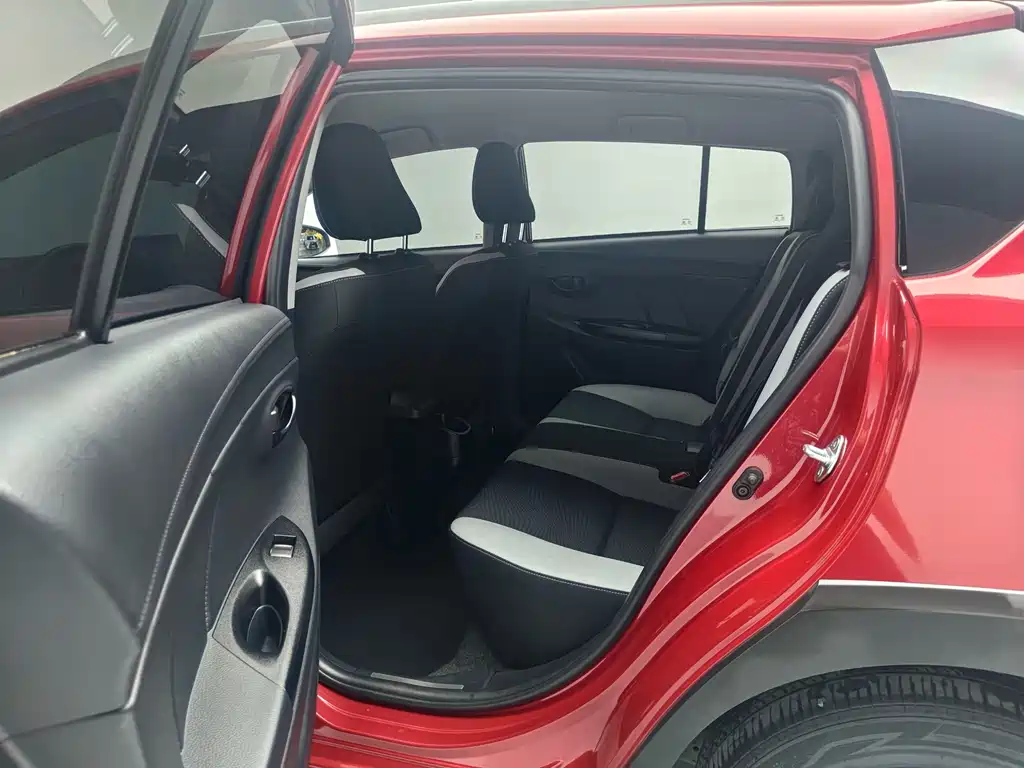 Toyota Yaris L — фото 17