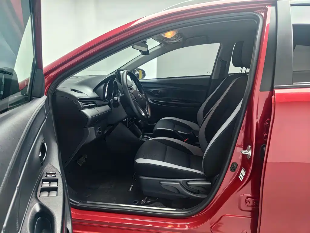 Toyota Yaris L — фото 18