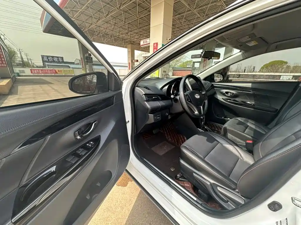 Toyota Yaris L — фото 4
