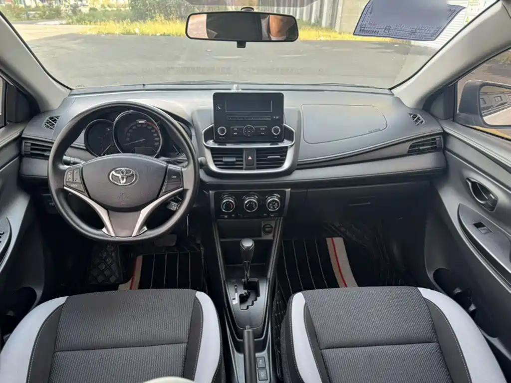 Toyota Yaris L — фото 13
