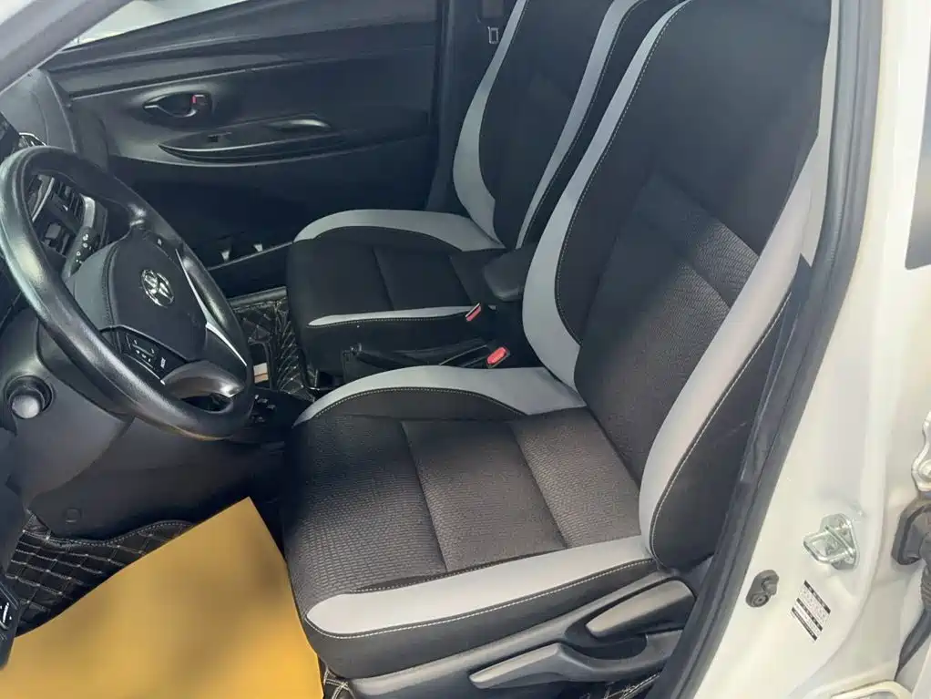 Toyota Yaris L — фото 9