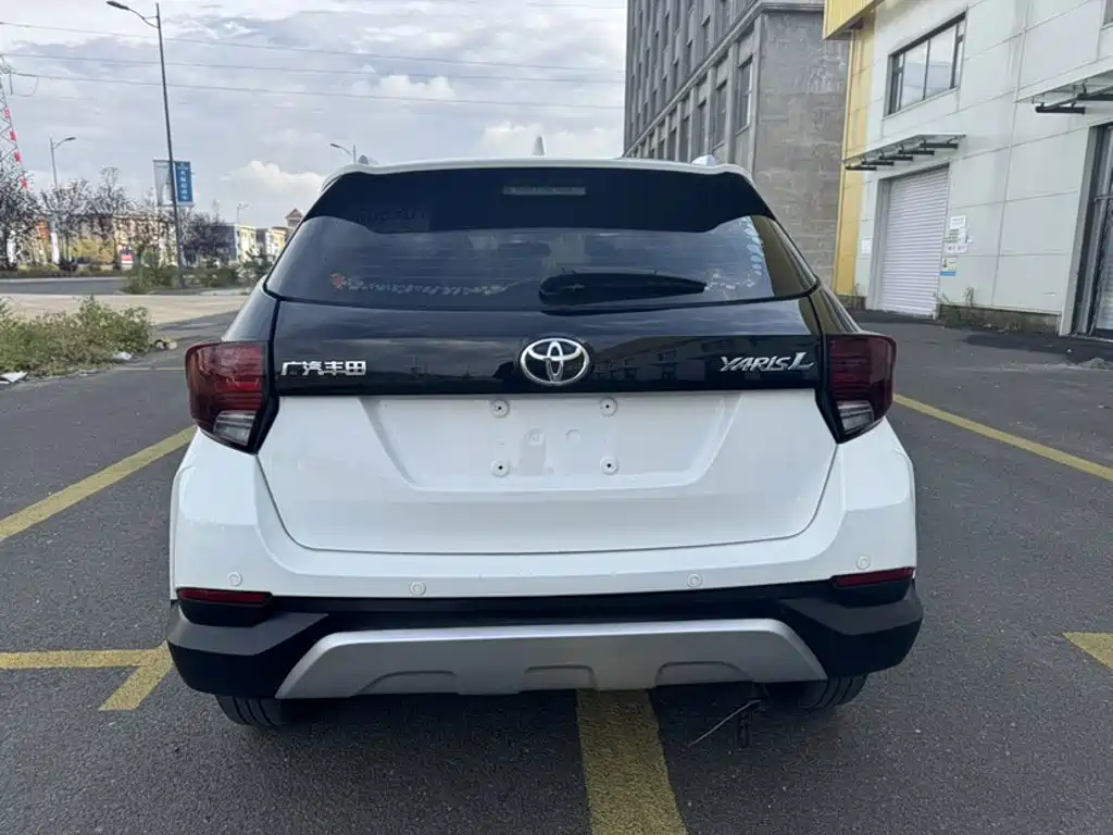 Toyota Yaris L — фото 10