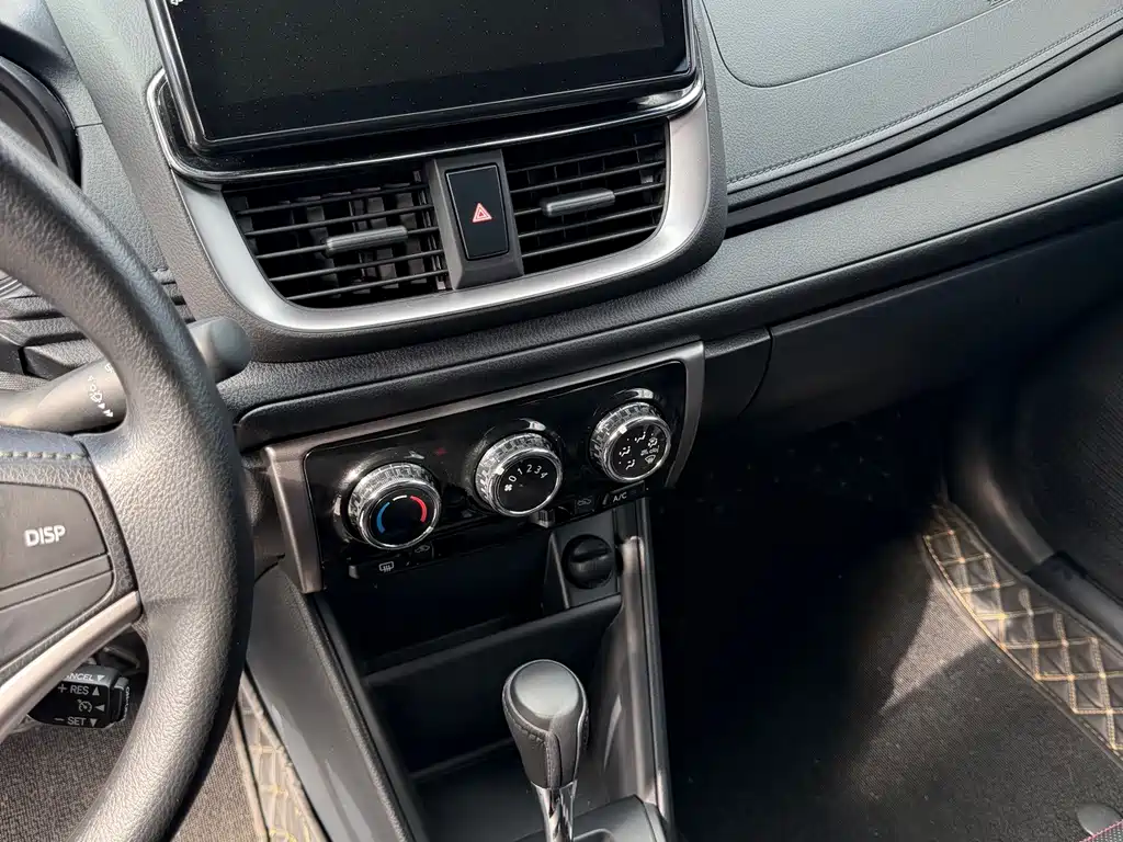 Toyota Yaris L — фото 9