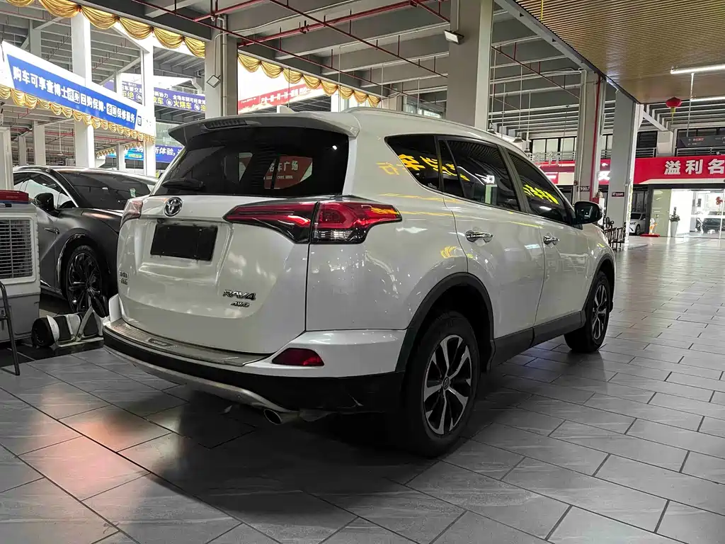 Toyota RAV4 — фото 2