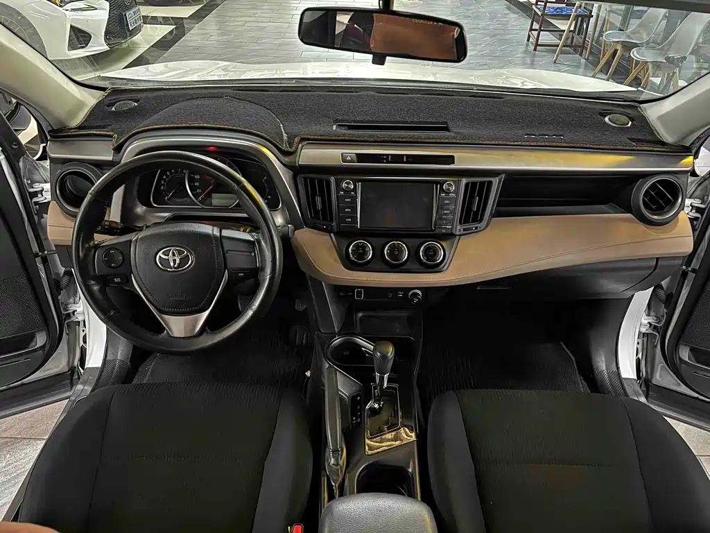 Toyota RAV4 — фото 4