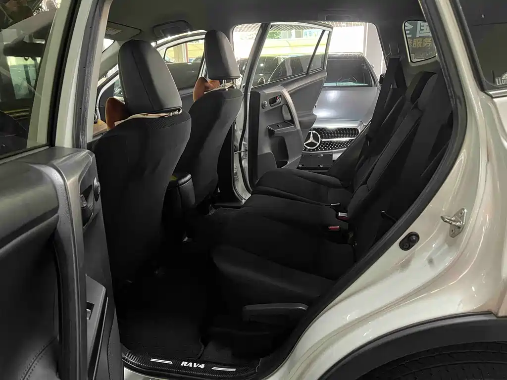 Toyota RAV4 — фото 6