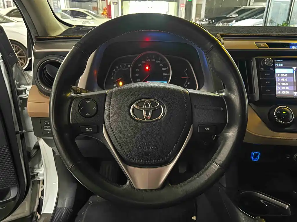 Toyota RAV4 — фото 9