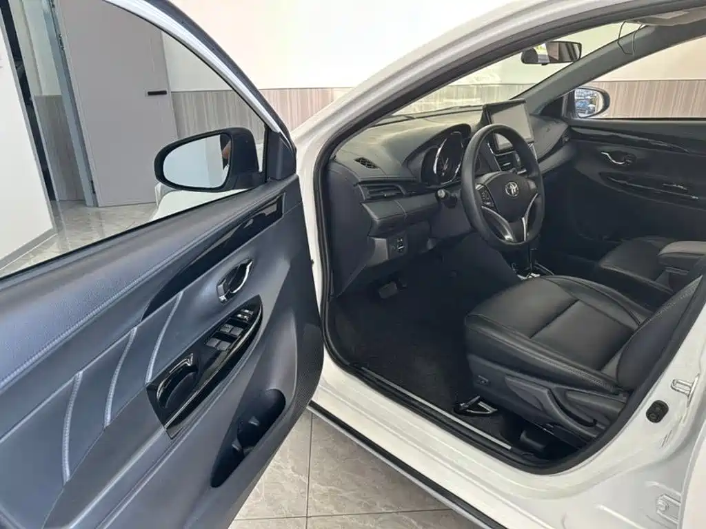 Toyota Yaris L — фото 7