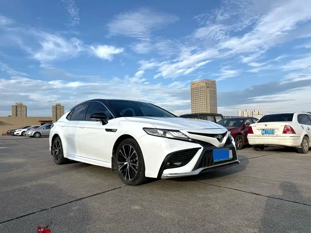 Toyota Camry — фото 3