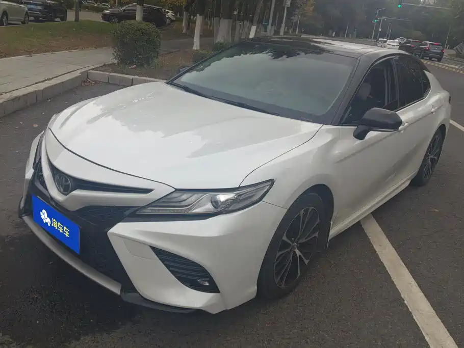 Toyota Camry — фото 1