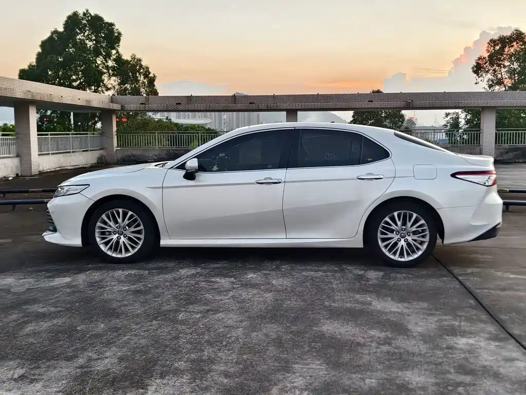Toyota Camry — фото 7