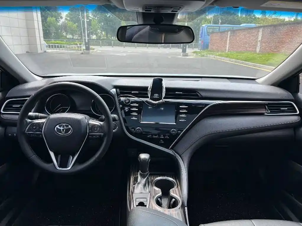 Toyota Camry — фото 5