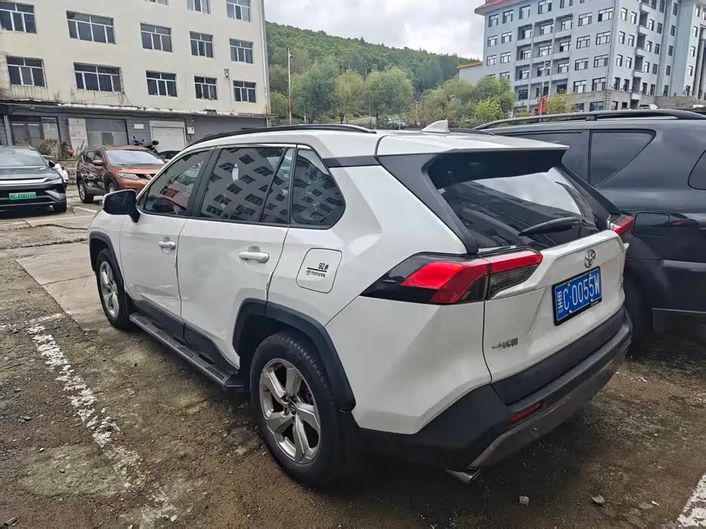 Toyota RAV4 — фото 5