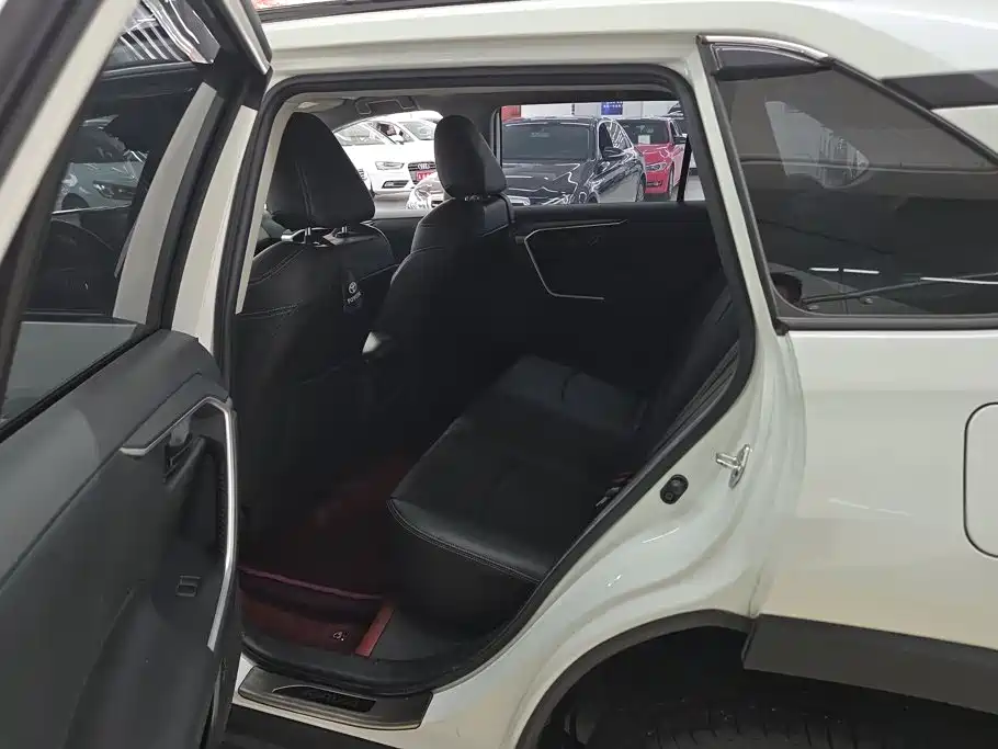 Toyota RAV4 — фото 11