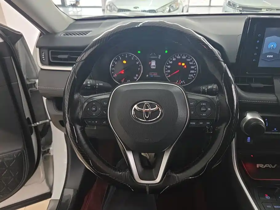 Toyota RAV4 — фото 15