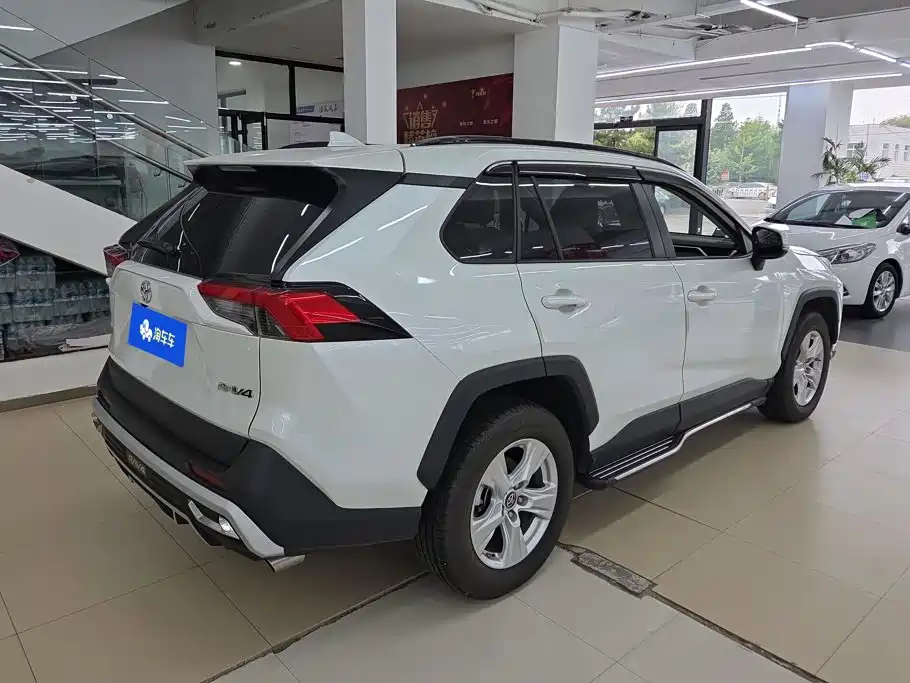 Toyota RAV4 — фото 3