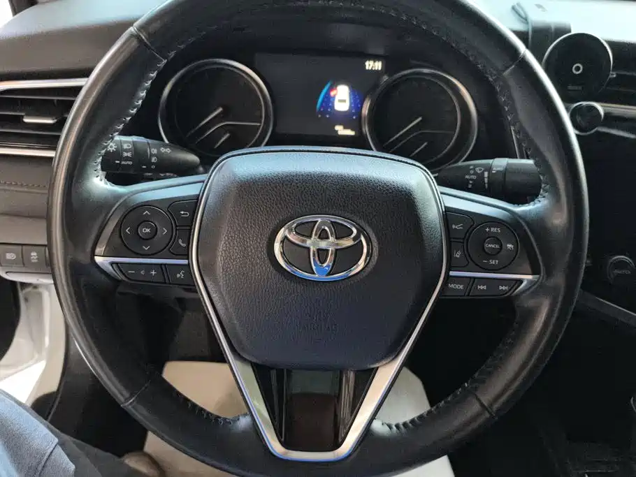 Toyota Camry — фото 15