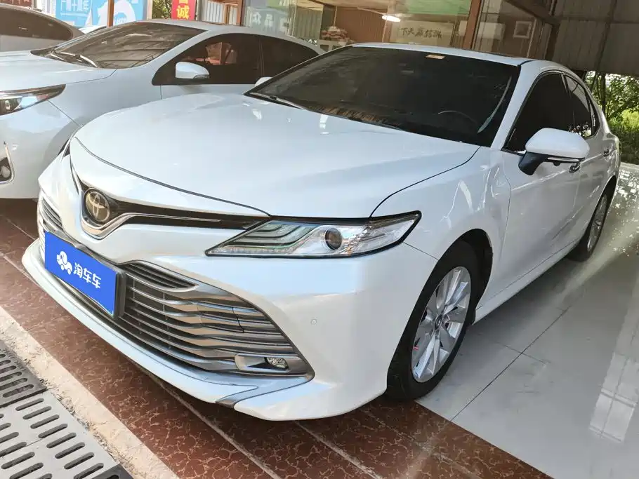 Toyota Camry — фото 1
