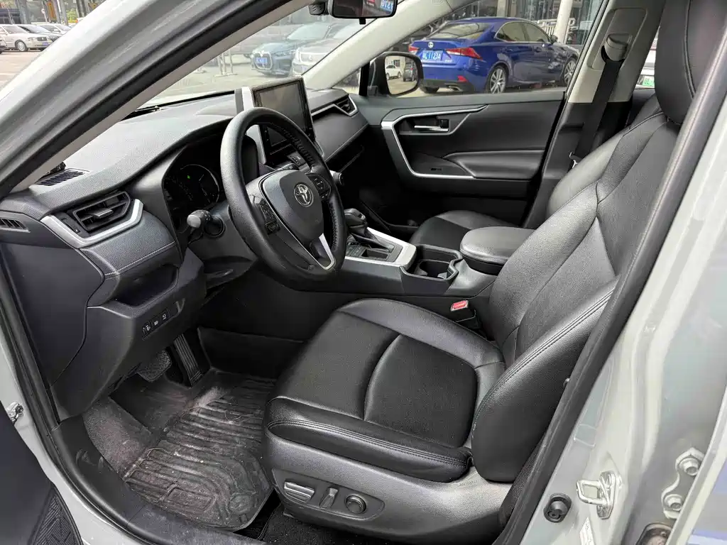 Toyota RAV4 — фото 2