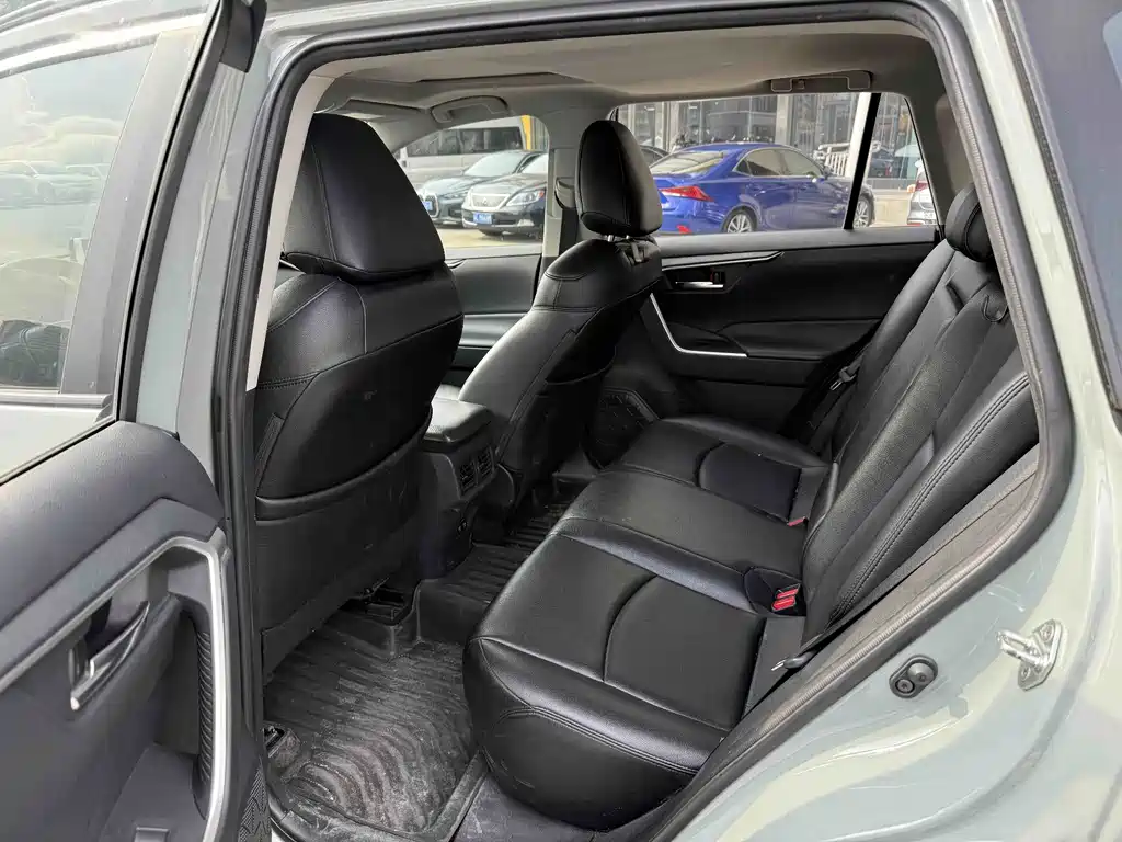 Toyota RAV4 — фото 3