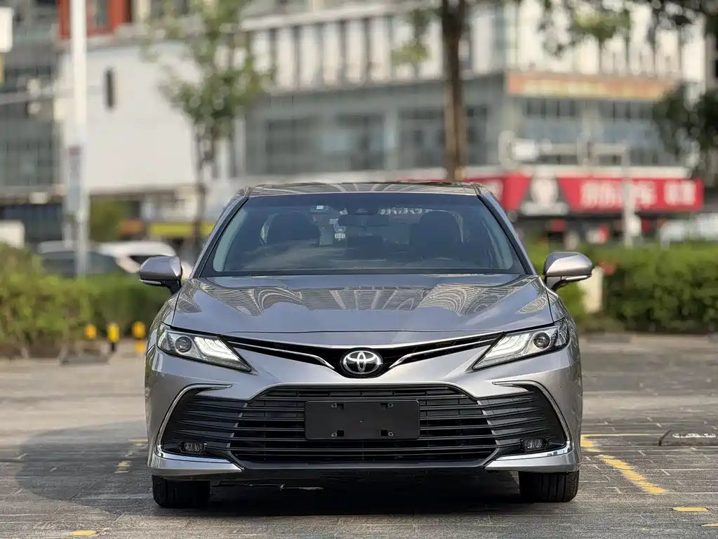 Toyota Camry — фото 2