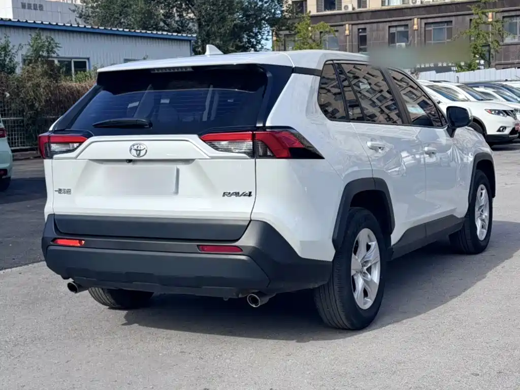 Toyota RAV4 — фото 15