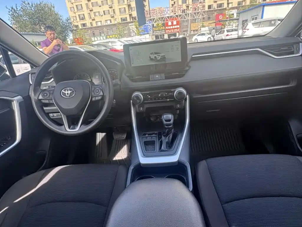 Toyota RAV4 — фото 18