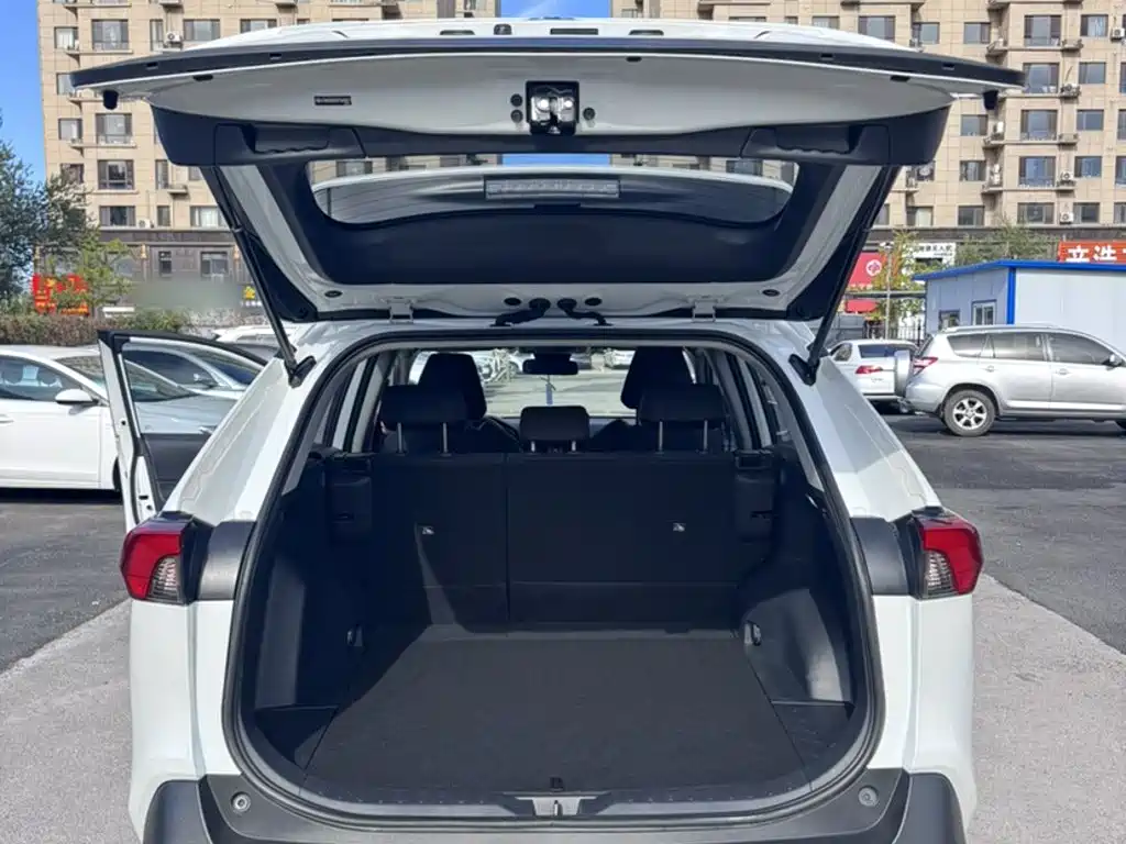 Toyota RAV4 — фото 25