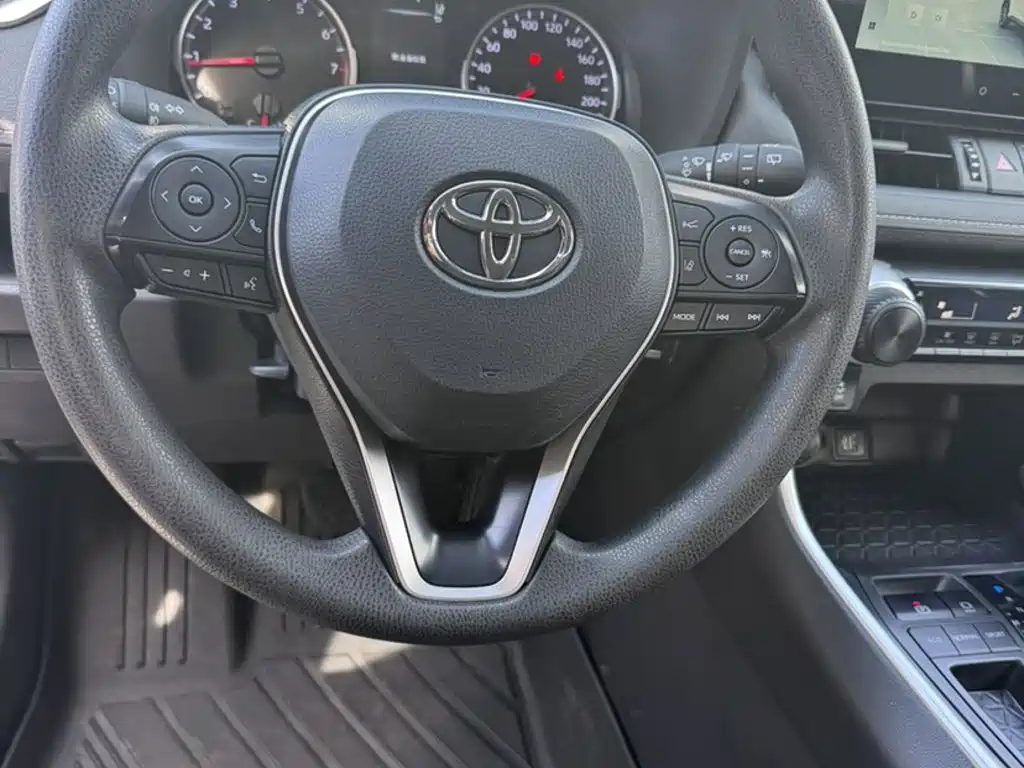 Toyota RAV4 — фото 6