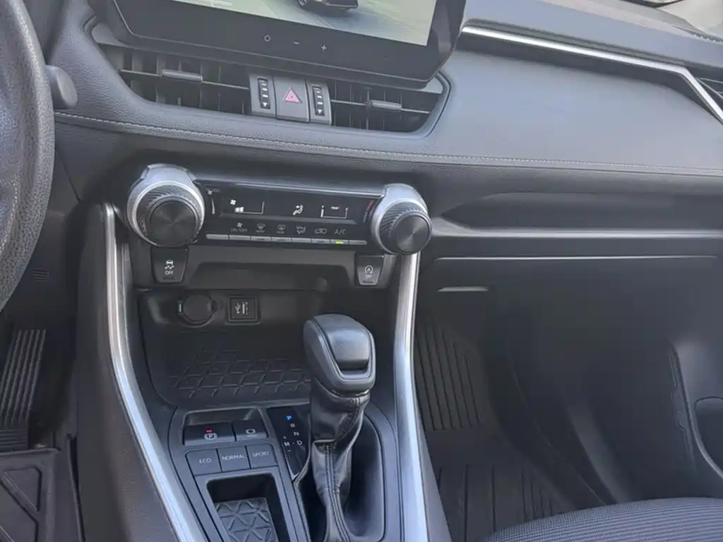 Toyota RAV4 — фото 9