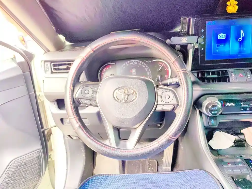 Toyota RAV4 — фото 11
