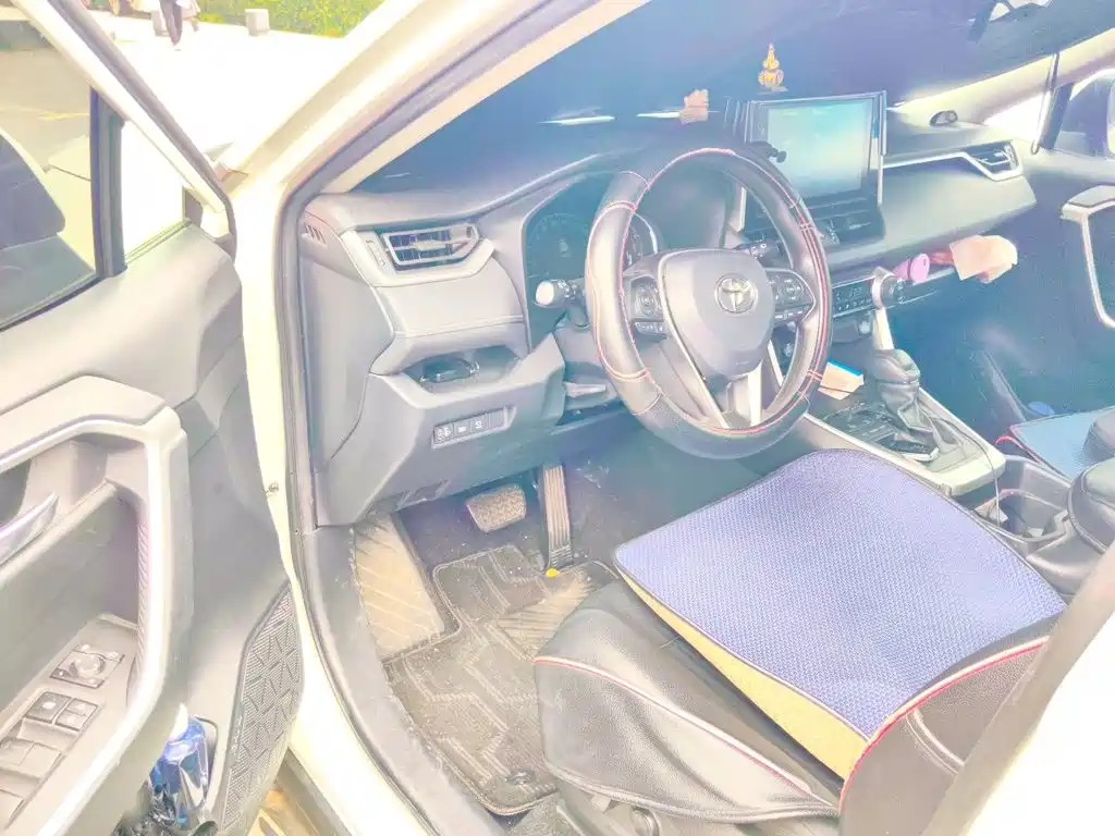 Toyota RAV4 — фото 17