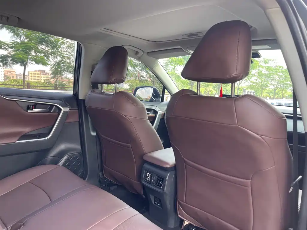 Toyota RAV4 — фото 13